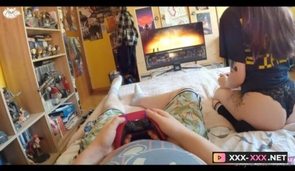Enafox - Gamer Girl loses bet to best friend [FullHD 1080p] 938.1 MB